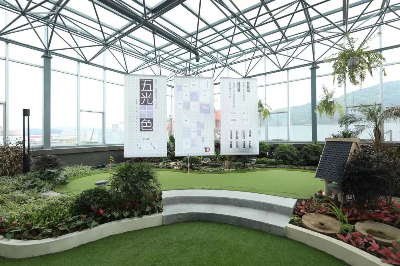 “五光十色”十位女艺术家画展在铁盾艺术馆开幕